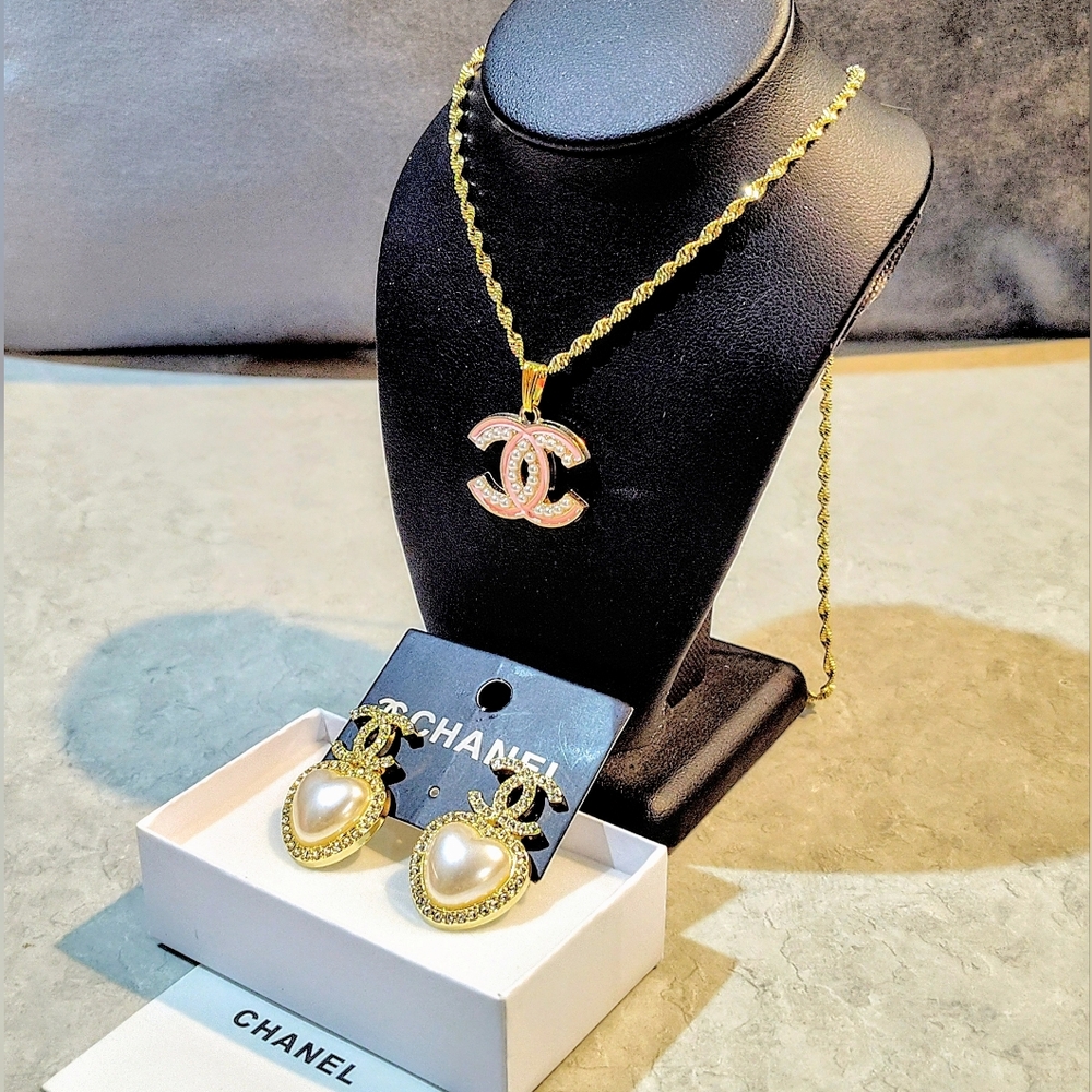 CHANEL CC GOLD-PLATED PENDANT ON NECKLACE & CHANEL CC HEART EARRINGS FAUX PEARLS - Picture 8 of 16
